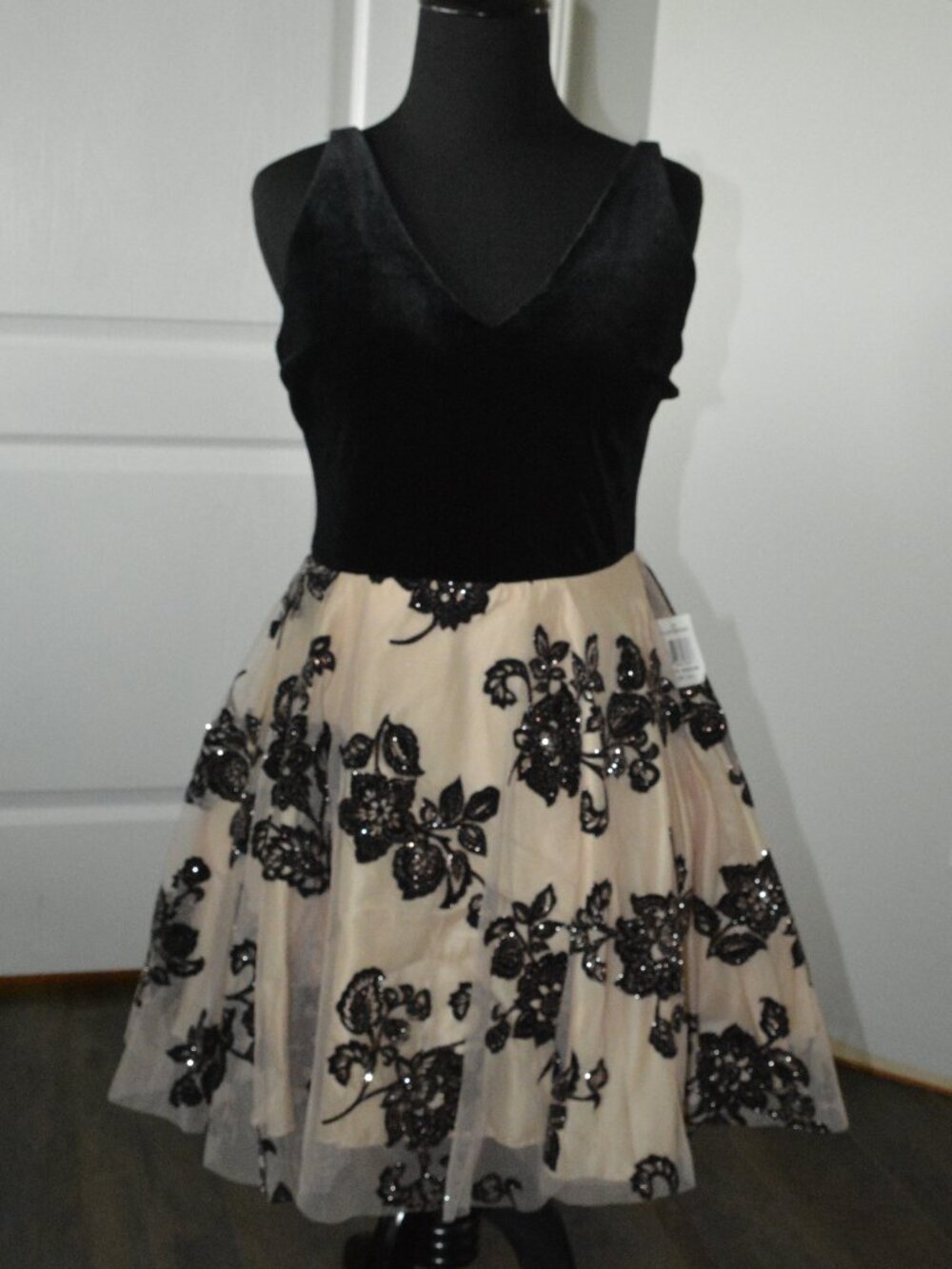 B. Darlin Party Dress Black Velvet Bodice and a Flared Beige Tull Skirt sz 11/12